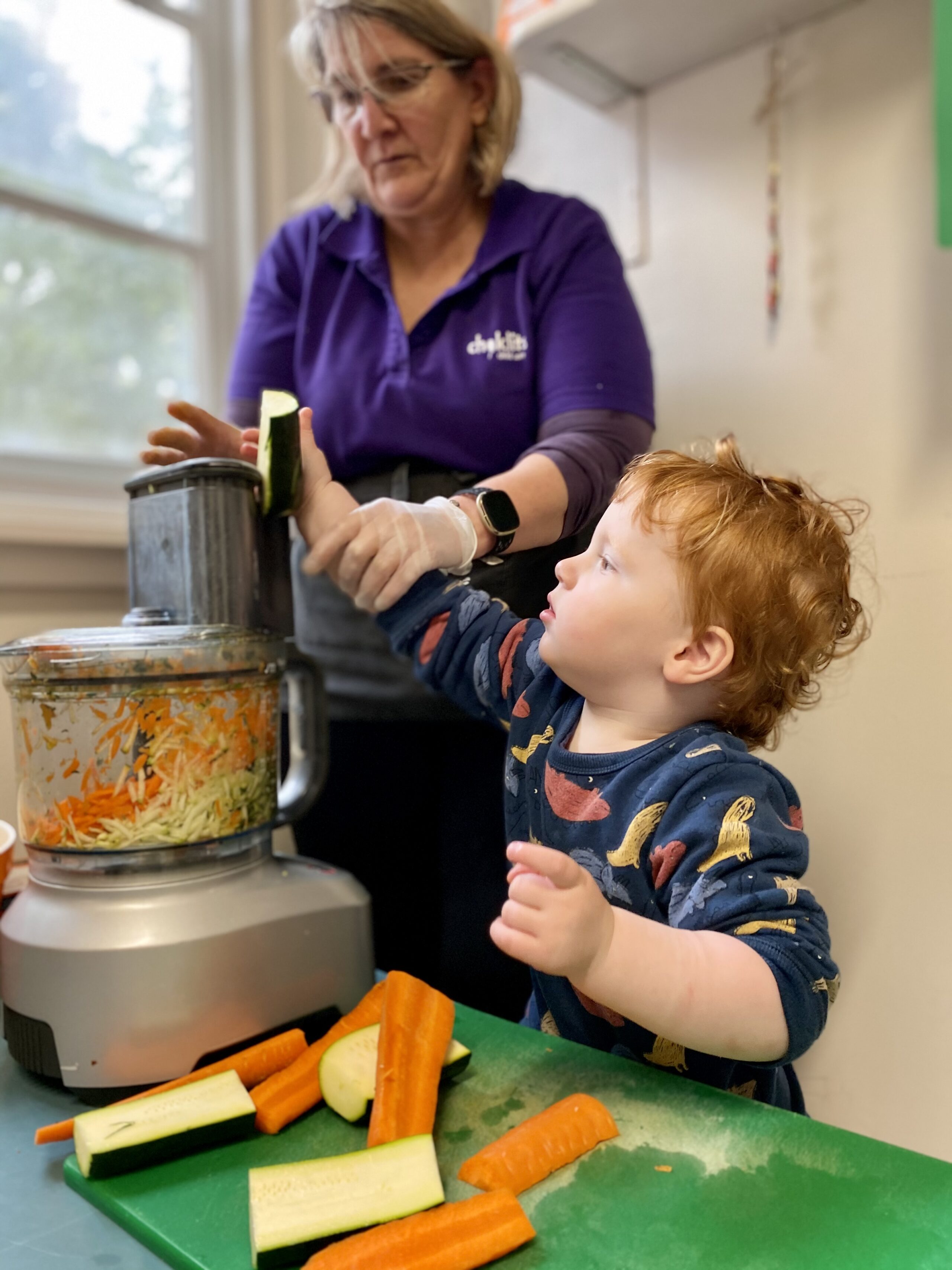 Children cooking together at Choklits
